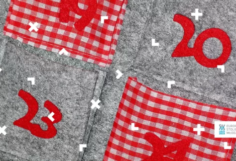 Ręcznie uszyty z filcu kalendarz adwentowy.