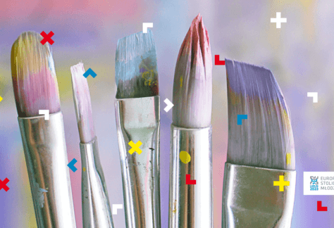 Pięć pędzelków do malowania farbami.