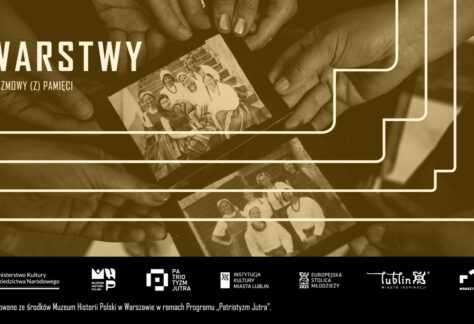 Cztery osoby trzymają w dłoniach dwie czarno-białe fotografie stylizowane na dawne. Napis: Warstwy. Rozmowy (z) pamięci. Na dole belka z logotypami.
