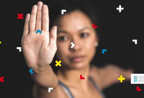 Dziewczyna wyciąga rękę przed siebie.