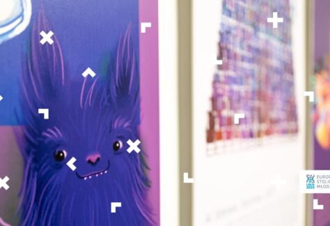 Fioletowy stworek z plakatu na wystawie Filiżanka w futrze.