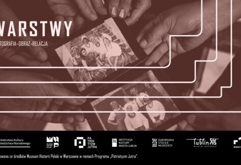 Cztery osoby trzymają w dłoniach dwie czarno-białe fotografie stylizowane na dawne. Napis: Warstwy. Fotografia-Obraz-Relacja.