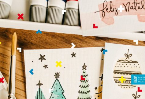 Na stole leżą kartki świąteczne ręcznie robione.