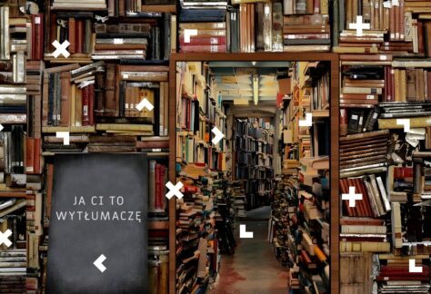Biblioteka pełna książek. Stoi tam tabliczka z napisem "Ja ci to wytłumaczę".