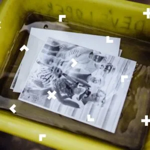 Fotografia sprzed stu lat moczy się w roztworze.