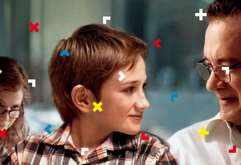 Chłopiec i mężczyzna patrzą sobie w oczy. Z tyłu stoi kobieta.