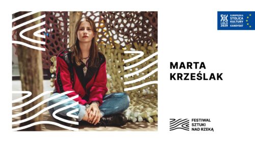 Po lewej stronie jest portret kobiety, która siedzi po turecku. Po prawej napis: Marta Krześlak, Festiwal Sztuki Nad Rzeką.