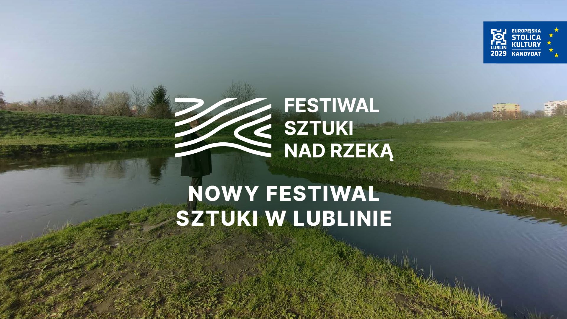 Przy rzece stoi mężczyzna. Napis: Festiwal Sztuki Nad Rzeką. Nowy Festiwal Sztuki w Lublinie.
