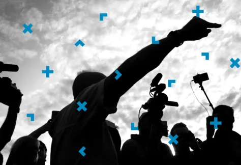 Fotoreporterzy stoją z kamerami i aparatami.