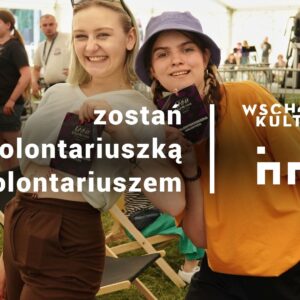 Dwie wolontariuszki na Błoniach pod Zamkiem. Napisz: Zostań Wolontariuszką / Wolontariuszem. Logo Innych Brzmień.