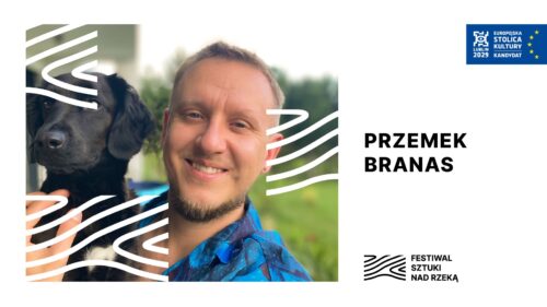 Portret mężczyzny, który trzyma psa i się uśmiecha. Podpis: Przemek Branas, Festiwal Sztuki Nad Rzeką.