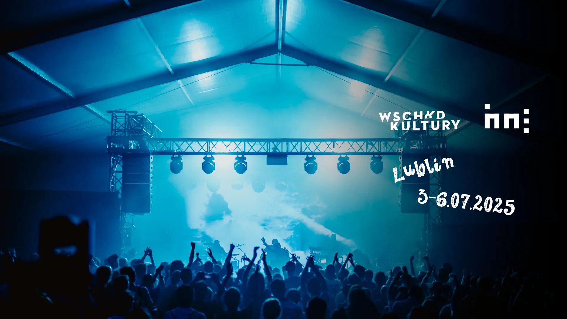 Ludzie skaczą pod sceną. Napis: Wschód Kultury - Inne Brzmienia. Lublin 3-6.07.2025