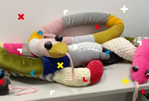 Materiałowy wąż o różnorodnej teksturze i kolorach.