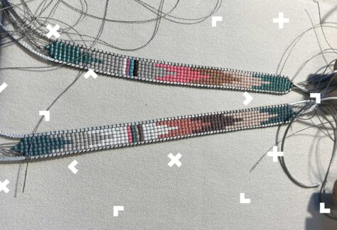 Bransoletka tkana na krośnie.