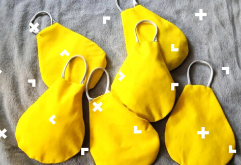 Sześć żółtych woreczków materiałowych.