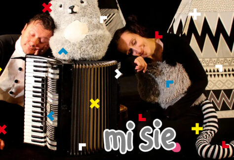 Kobieta i mężczyzna śpią z głową opartą o akordeon.