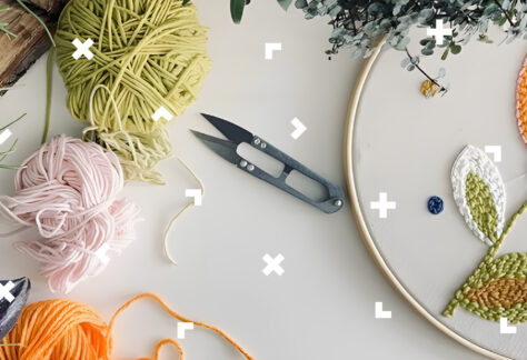 Tamborek z haftowanym obrazkiem kwiatka.