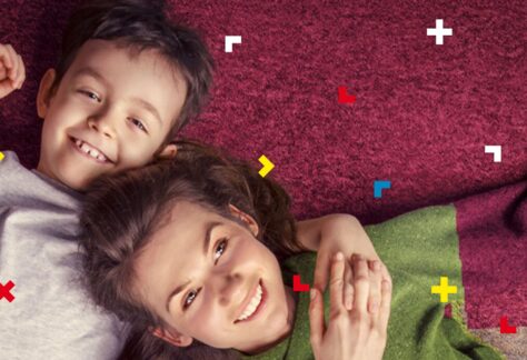 Na dywanie leżą dziewczynka i chłopiec.