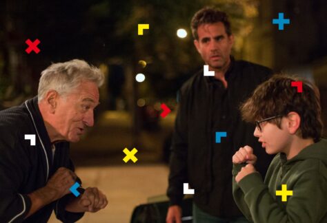 Kadr z filmu. Dziadek boksuje się z wnukiem.