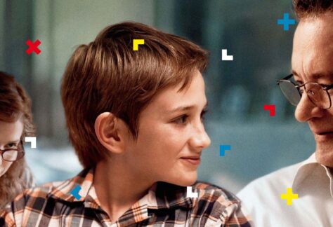 Kadr z filmu. Ojciec i syn patrzą na siebie.