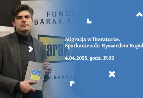 Mężczyzna trzyma w ręce książkę. Napis: Migracje w literaturze. Spotkanie z dr. Ryszardem Kupidurą. 4.04.2025 r., godz. 17.00