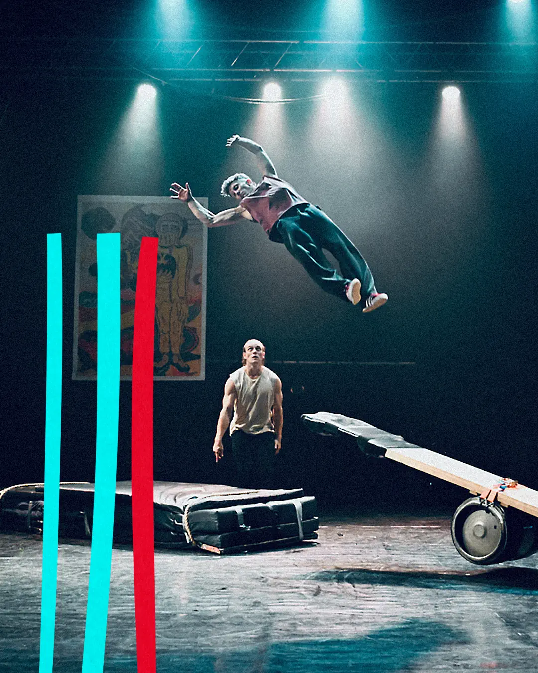 Mężczyzna skacze z deski na materac.