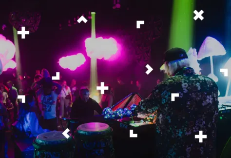 Mężczyzna stoi tyłem podczas koncertu.