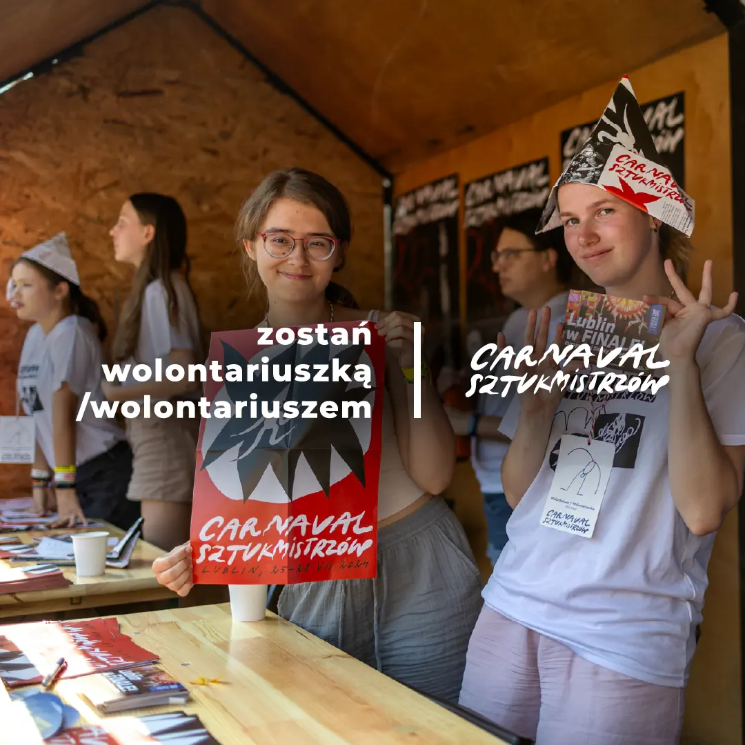 wolo_kwadrat_cs Wolontariusze obsługują punkt informacyjny Carnavalu Sztukmistrzów. Napis: Zostań wolontriuszem/wolontariuszką.