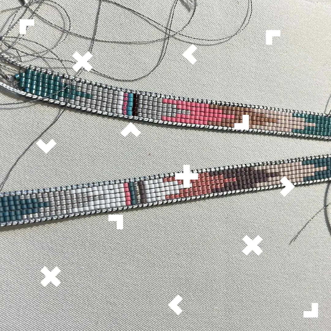 Na stole leżą dwie bransoletki z koralików.