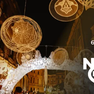 Instalacja artystyczna z podświetlanymi ozdobami z firanek. Napis: 6/7.06 2026 Lublin