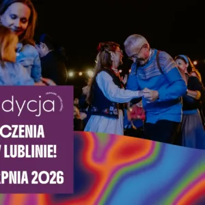 Ludzie tańczą podczas potańcówki. Napis: Do zobaczenia za rok! Re:tradycja 21-23 sierpnia 2026.
