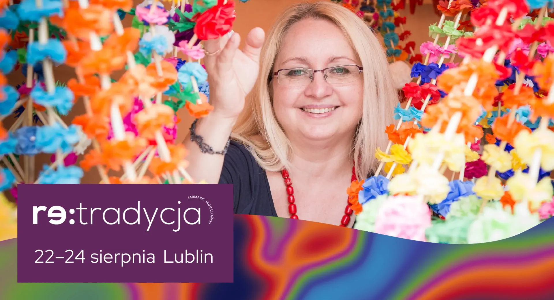 Uśmiechnięta kobieta wygląda zza pająków na stoisku. Napis: Re:tradycja.
