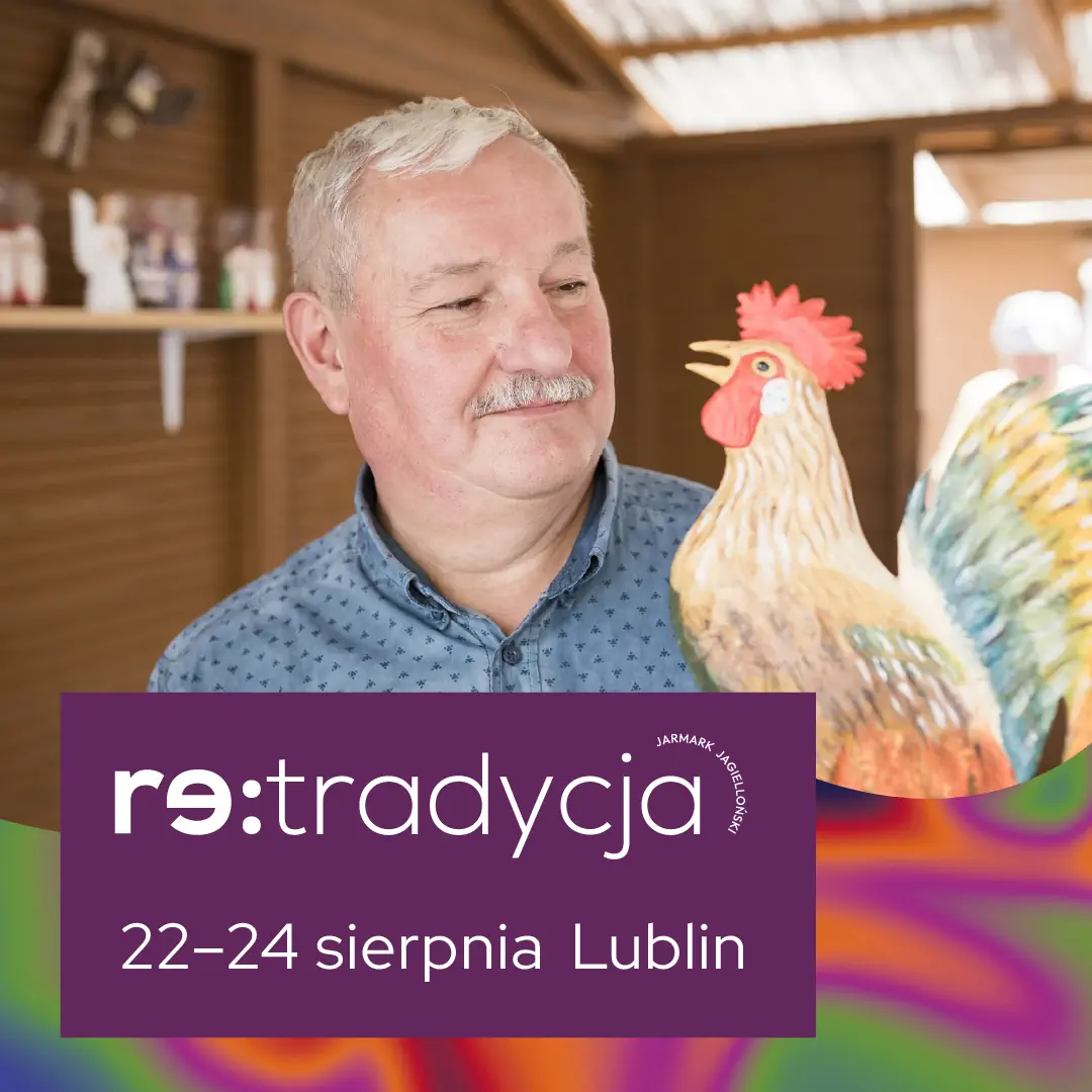 fotografia mężczyzny, który trzyma rzeźbę koguta. Napis: Re:tradycja.