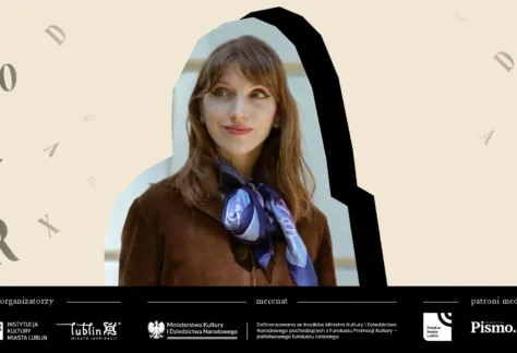 Zdjęcie kobiety, która się uśmiecha. Na szyi ma zawiązaną chustkę.