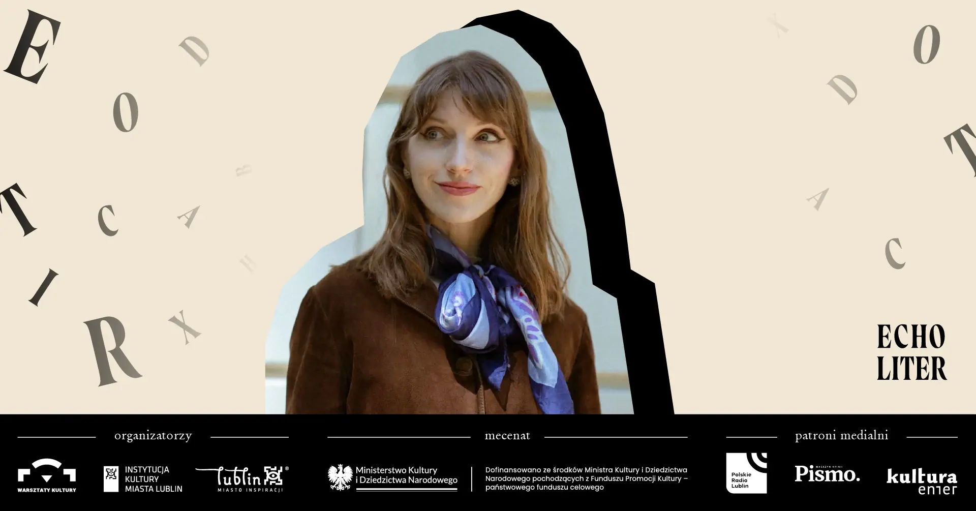 Zdjęcie kobiety, która się uśmiecha. Na szyi ma zawiązaną chustkę.