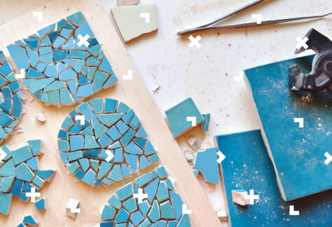 Grafika z ceramicznymi mozaikami.