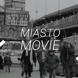 Czarno-biały kadr z filmu. Rodzina idzie przez ulicę. Ca środku napis Miasto movie.