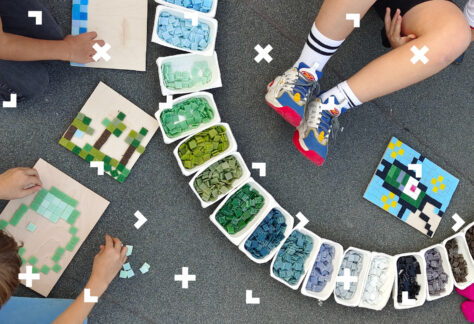 Dzieci tworzą obrazki z kwadratowych klocków.