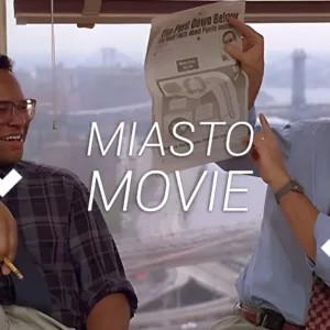 Kadr z filmu. Dwaj mężczyźni na zebraniu. Jeden z nich pokazuje gazetę.