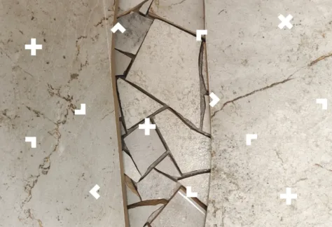 Popękana ściana łączy się z mozaiką.