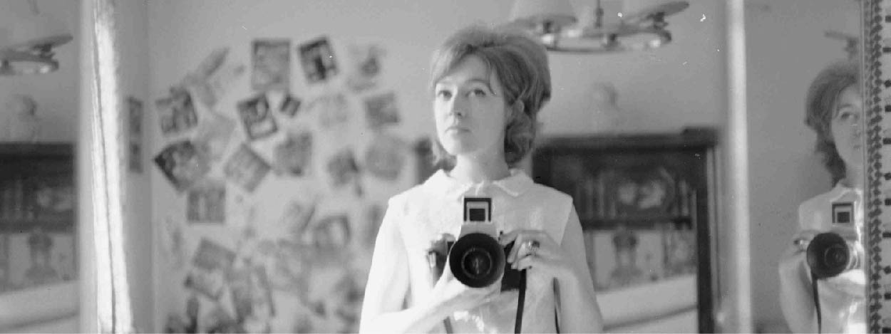 Czarno-białe zdjęcie portret kobiety.