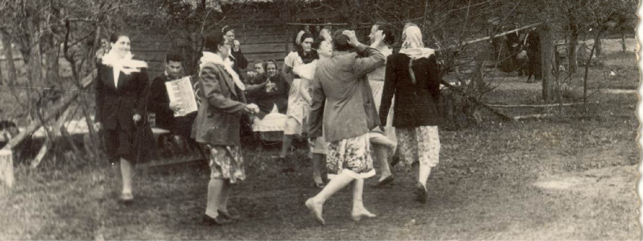 Czarno-białe zdjęcie grupy dziewczyn, które tańczą.