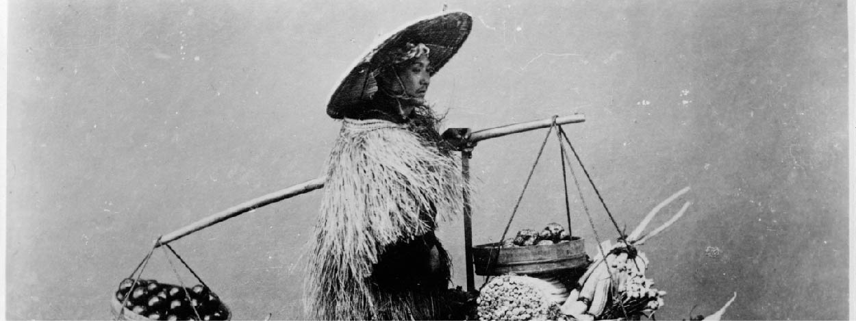 Czarno-białe zdjęcie Azjaty podczas pracy.