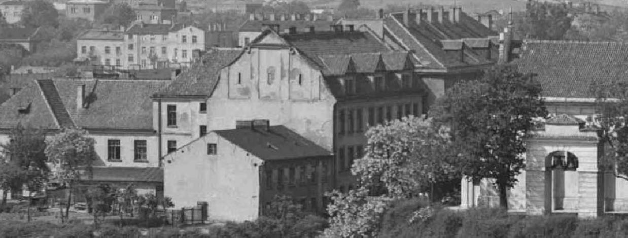 Czarno-biała fotografia z wizerunkiem dawnych budynków na starym mieście w Lublinie.