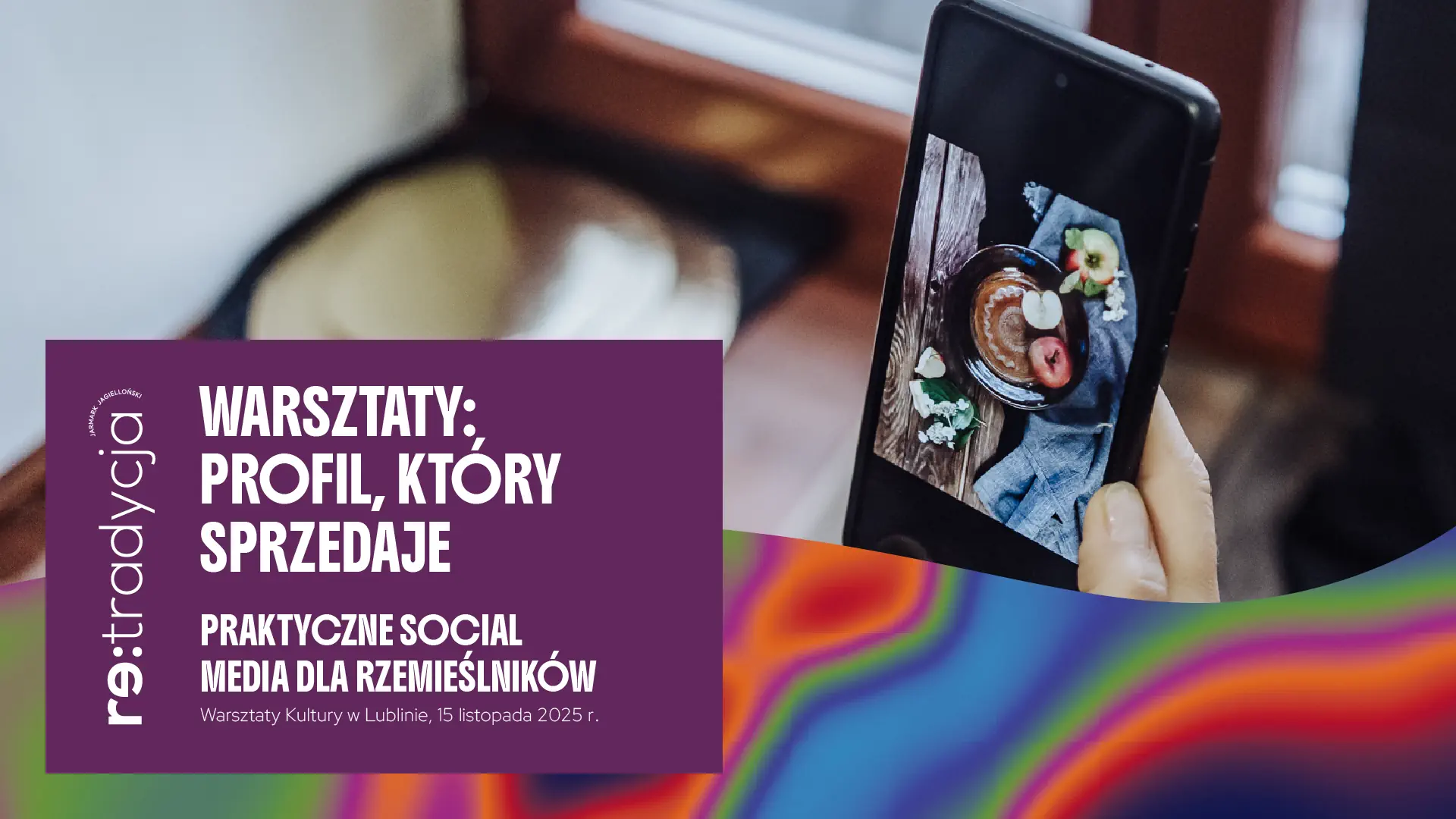 Grafika zapowiadająca warsztat "Profil, który sprzedaje. Praktyczne social media dla rzemieślników". Widać dłoń, która robi zdjęcie telefonem owocom na talerzu.