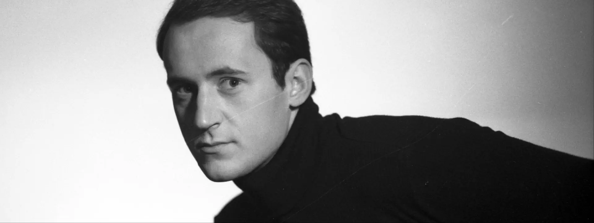 Czarno-biały portret mężczyzny.