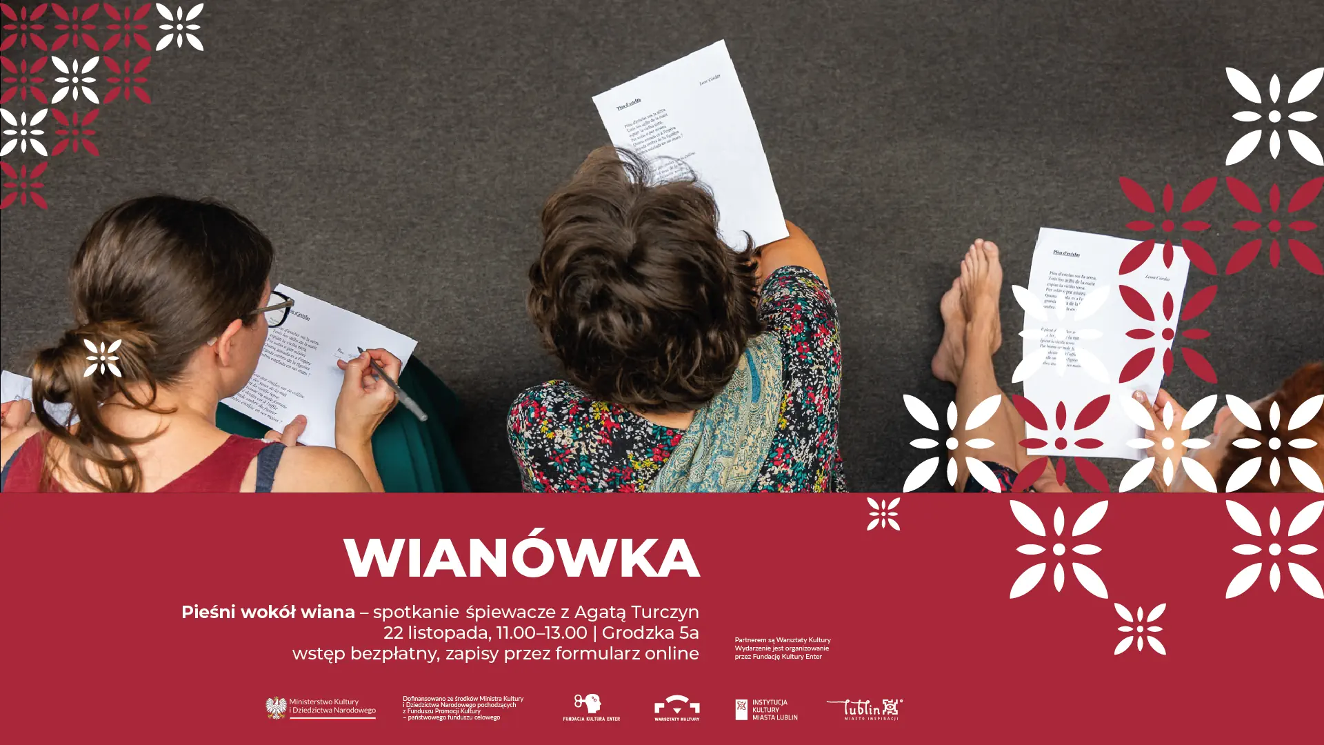 Trzy kobiety siedzą ze śpiewnikami w ręce.