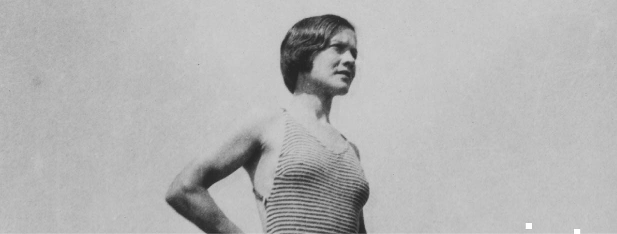 Czarno-biała fotografia kobiety. Patrzy ona przed siebie.