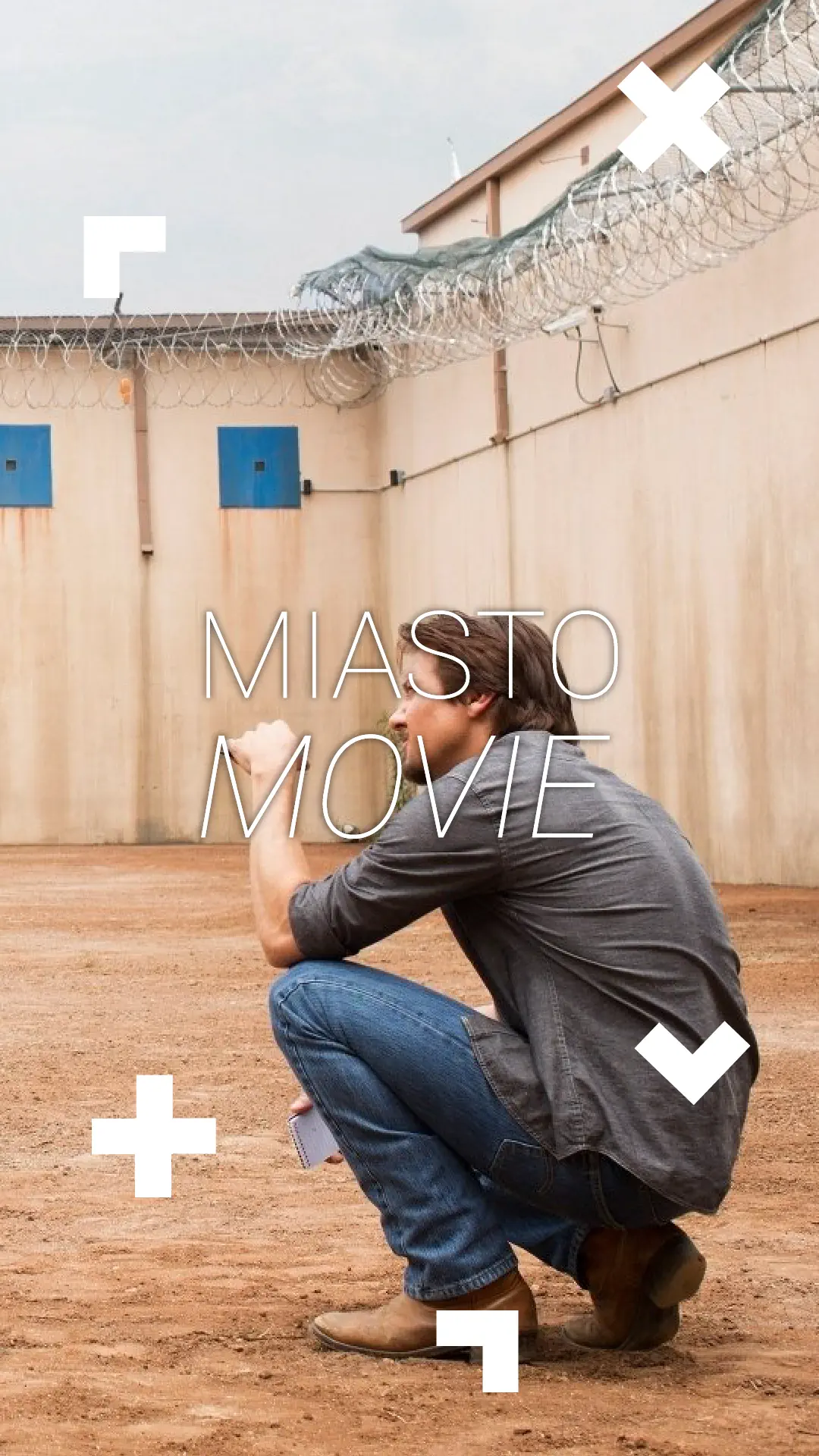 Mężczyzna gra w golfa. Rozmawia z nim reporter. Napis Miasto movie.