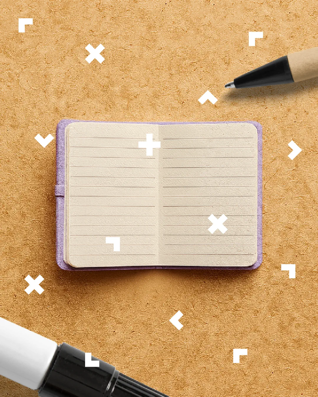 Na stole leży notes i długopis.